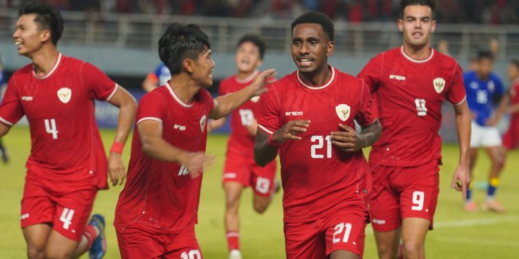 Jadwal siaran langsung duel sengit Timnas Indonesia U-19 vs Malaysia di Semifinal Piala AFF U-19 2024 di Stadion GBT Surabaya, Jawa Timur hari Sabtu (27/7/2024) malam ini. /Foto: dok. PSSI
