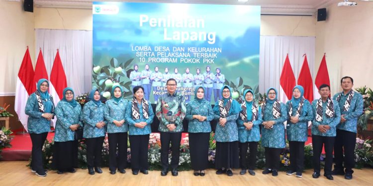 Pj Wali Kota Batu, Aries Agung Paewai, beserta jajaran saat menyambut Tim Penilai Provinsi Jatim menilai Desa Tulungrejo. Foto: Prokopim KWB