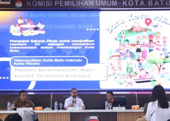 Pj Wali Kota Batu, Aries Agung Paewai, saat memaparkan visi masa depan dokumen Rancangan Teknokratik RPJMD Tahun 2025-2029 ke KPU Kota Batu. Foto: Prokopim KWB