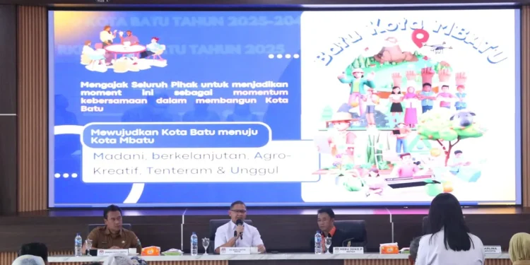 Pj Wali Kota Batu, Aries Agung Paewai, saat memaparkan visi masa depan dokumen Rancangan Teknokratik RPJMD Tahun 2025-2029 ke KPU Kota Batu. Foto: Prokopim KWB