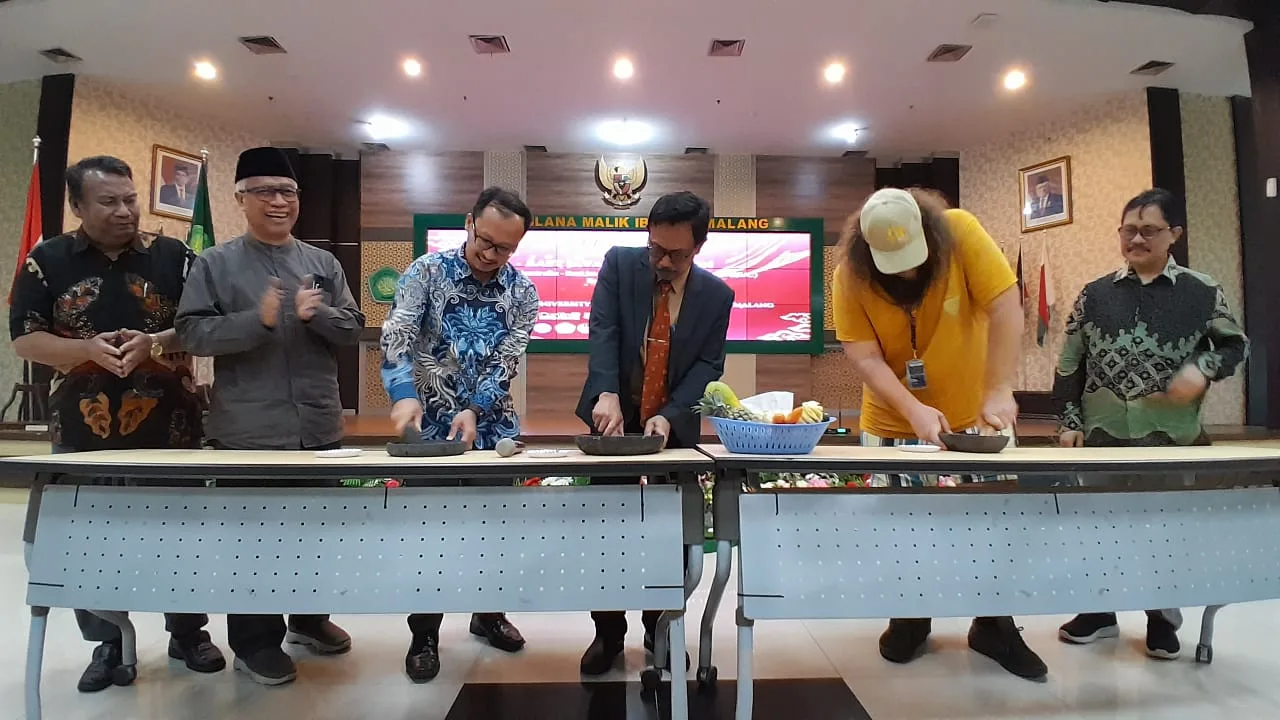 Perwakilan rombongan mahasiswa asing mengulek bumbu rujak buah bersama Rektor UIN Malang, Prof. Dr. H.M. Zainuddin, M.A/Foto: Tugumalang.id/Bagus Rachmad Saputra.