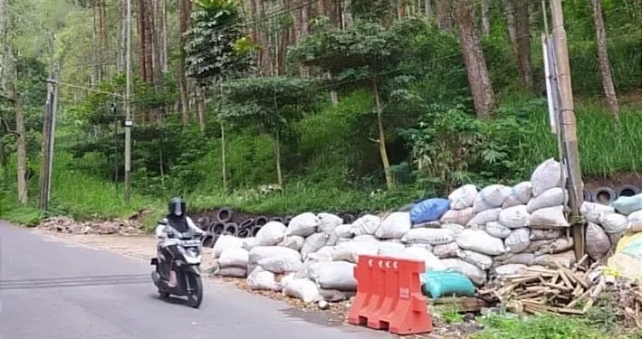 Jalur maut Klemuk, Kota Batu yang ada di bahu kiri jalan. Kini, jalur serupa diusulkan untuk dibangun di sisi bahu kanan jalan. Foto: Azmy