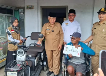 Bupati Malang, Sanusi menyerahkan bantuan sepeda listrik kepada penyandang disabilitas. Foto: Aisyah Nawangsari Putri