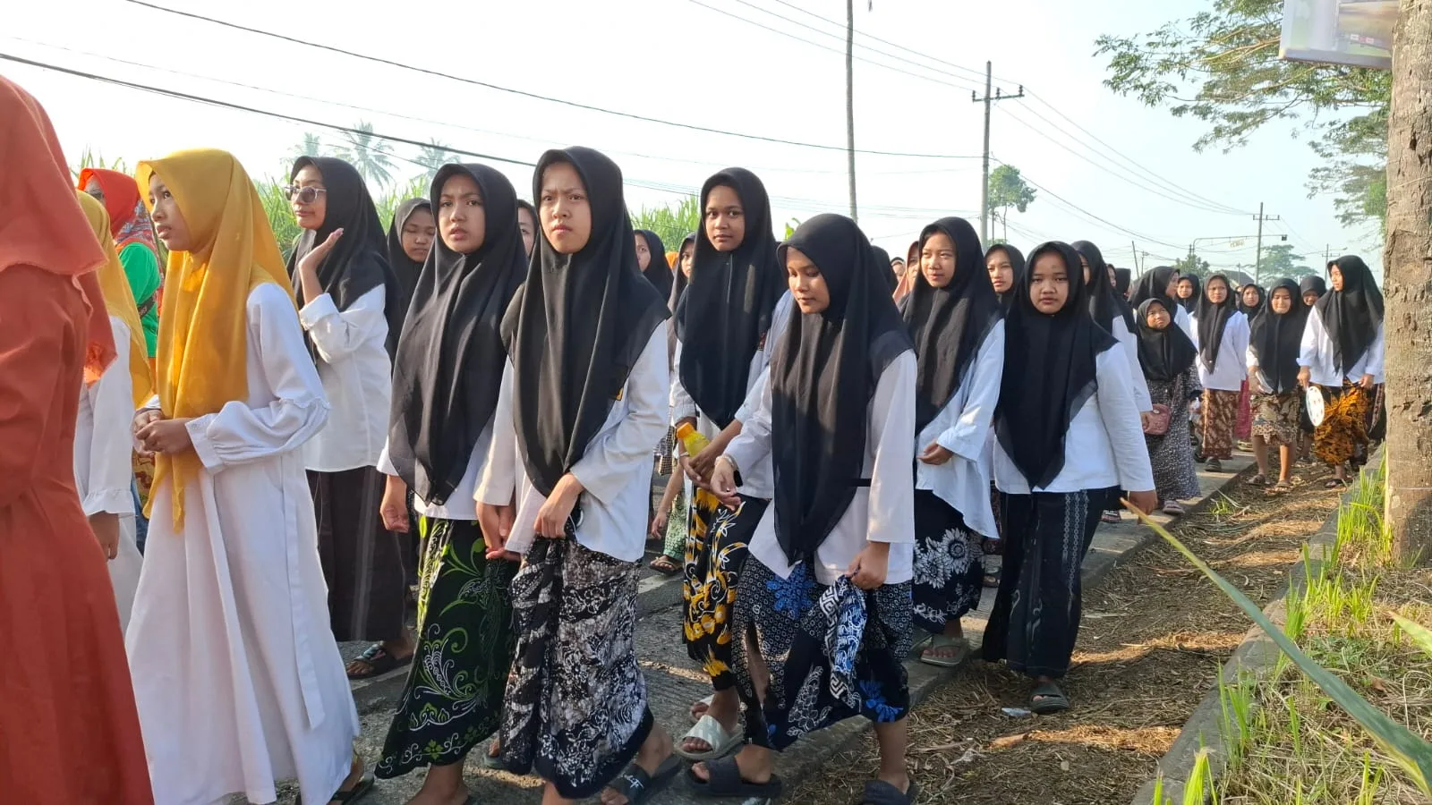 Santri di Gondanglegi antusiasi ikuti Gerak Jalan Sarungan. Foto: Aisyah Nawangsari Putri