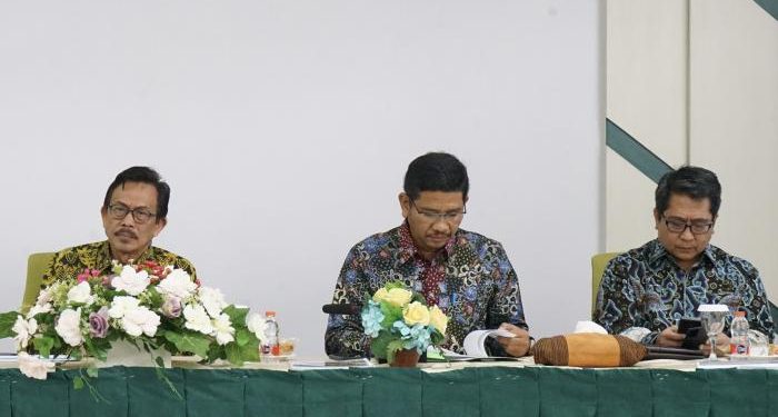 Rektor UIN Malang, Prof. Dr. H.M. Zainuddin,M.A (kiri) bersama Dirjen Pendis Kemenag RI dan Direktur Diktis dalam acara FGD Akselerasi Kelembagaan yang dihelat di Kampus 3 UIN Malang, Jumat (26/7/2024) kemarin/Foto: dok.UIN Malang.