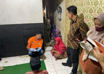 Petugas meminta keterangan dari keluarga korban pelajar SMK. Foto: Polres Malang