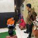 Petugas meminta keterangan dari keluarga korban pelajar SMK. Foto: Polres Malang