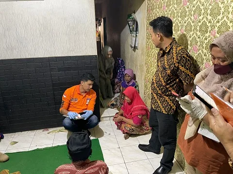 Petugas meminta keterangan dari keluarga korban pelajar SMK. Foto: Polres Malang