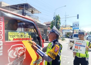 Petugas kepolisian beri teguran dan sosialisasi kepada pelanggar saat Operasi Patuh Semeru 2024. Foto: Polres Malang