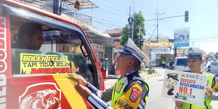 Petugas kepolisian beri teguran dan sosialisasi kepada pelanggar saat Operasi Patuh Semeru 2024. Foto: Polres Malang