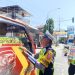 Petugas kepolisian beri teguran dan sosialisasi kepada pelanggar saat Operasi Patuh Semeru 2024. Foto: Polres Malang