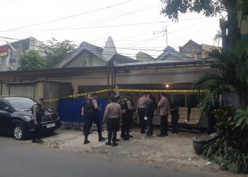 Kondisi rumah diduga pabrik narkoba yang kini dijaga ketat oleh anggota polisi. (Foto/M Sholeh)