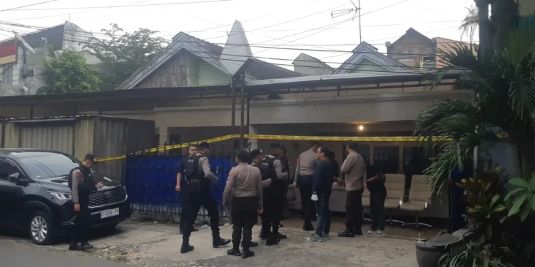Kondisi rumah diduga pabrik narkoba yang kini dijaga ketat oleh anggota polisi. (Foto/M Sholeh)