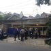 Kondisi rumah diduga pabrik narkoba yang kini dijaga ketat oleh anggota polisi. (Foto/M Sholeh)