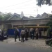 Kondisi rumah diduga pabrik narkoba yang kini dijaga ketat oleh anggota polisi. (Foto/M Sholeh)