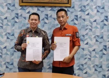 Plt Direktur RSUD Kanjuruhan, dr Bobi Prabowo (kiri) dan CEO PT Okejek Kreasi Indonesia, Yusuf Budiman Raharjo (kanan). Foto: Aisyah Nawangsari Putri