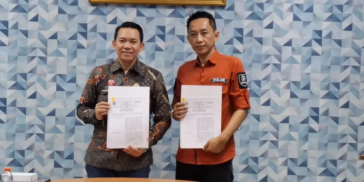 Plt Direktur RSUD Kanjuruhan, dr Bobi Prabowo (kiri) dan CEO PT Okejek Kreasi Indonesia, Yusuf Budiman Raharjo (kanan). Foto: Aisyah Nawangsari Putri