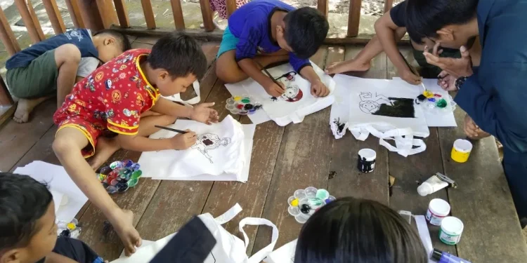 Pelaksanaan misi Eco Art Workshop yang menggabungkan seni dengan sikap kepedulian terhadap lingkungan melalui proyek pembuatan pupuk kompos dari sampah organik. (Foto/dok. UB)