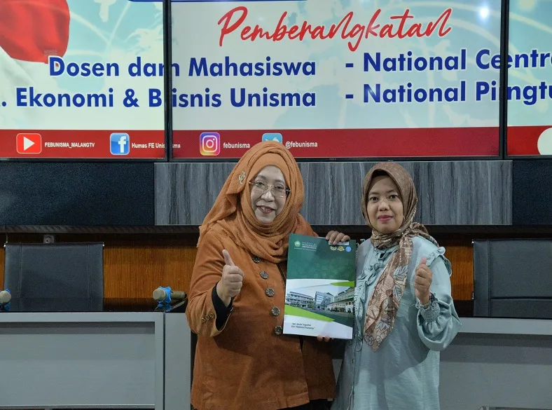 Nur Diana SE, MSi, berfoto bersama dengan calon peserta student exchange. Foto/dok Unisma