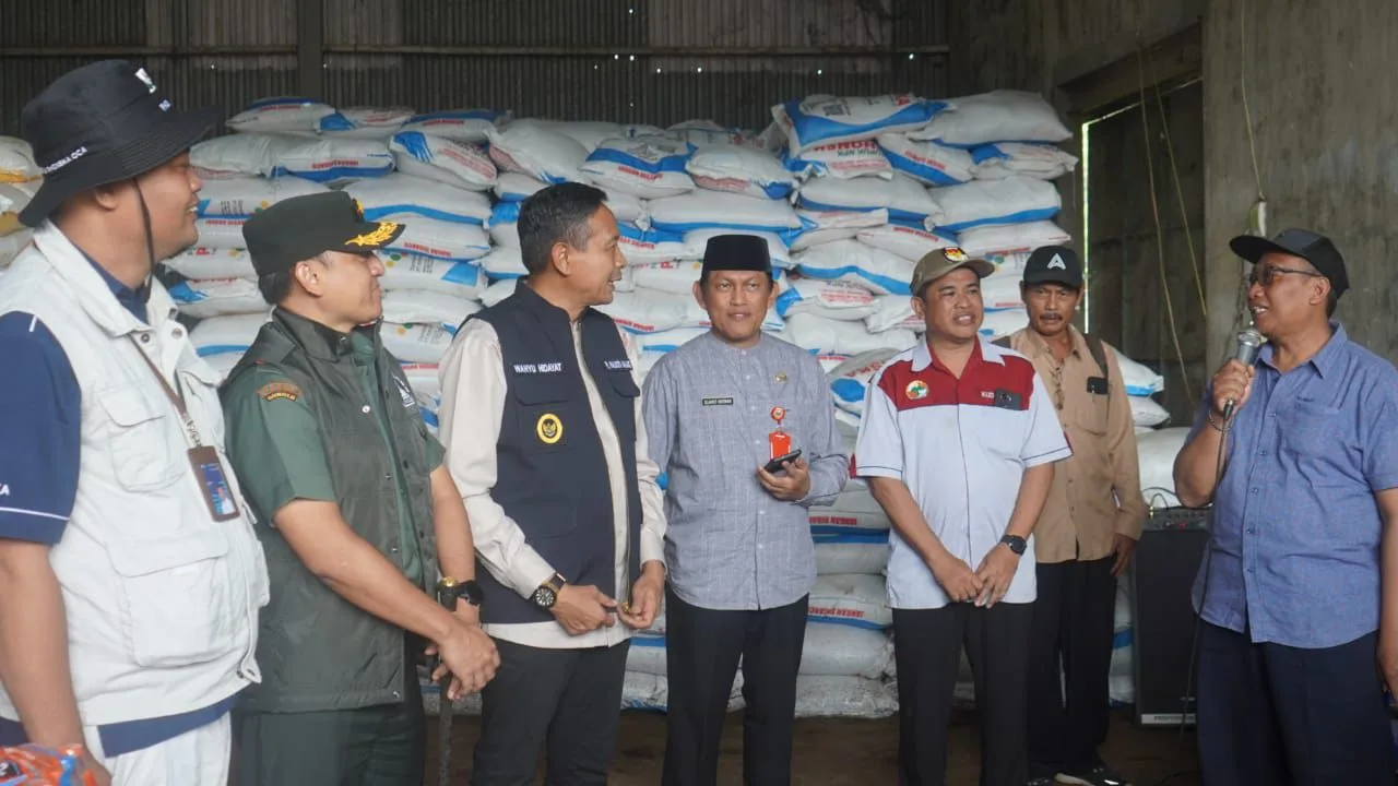 Pj Wali Kota Malang, Wahyu Hidayat, saat melakukan tinjauan stok dan distribusi pupuk bersubsidi di Kota Malang. (Foto/Prokopim Setda Kota Malang)