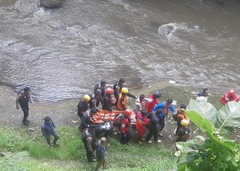 Proses evakuasi pemuda yang ditemukan jatuh di sungai bawah Jembatan Suhat. (Foto/M Sholeh)