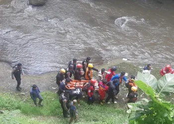 Proses evakuasi pemuda yang ditemukan jatuh di sungai bawah Jembatan Suhat. (Foto/M Sholeh)