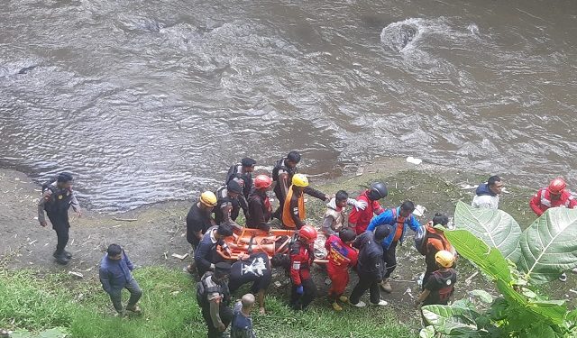 Proses evakuasi pemuda yang ditemukan jatuh di sungai bawah Jembatan Suhat. (Foto/M Sholeh)