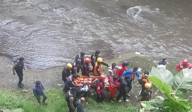 Proses evakuasi pemuda yang ditemukan jatuh di sungai bawah Jembatan Suhat. (Foto/M Sholeh)
