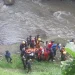 Proses evakuasi pemuda yang ditemukan jatuh di sungai bawah Jembatan Suhat. (Foto/M Sholeh)