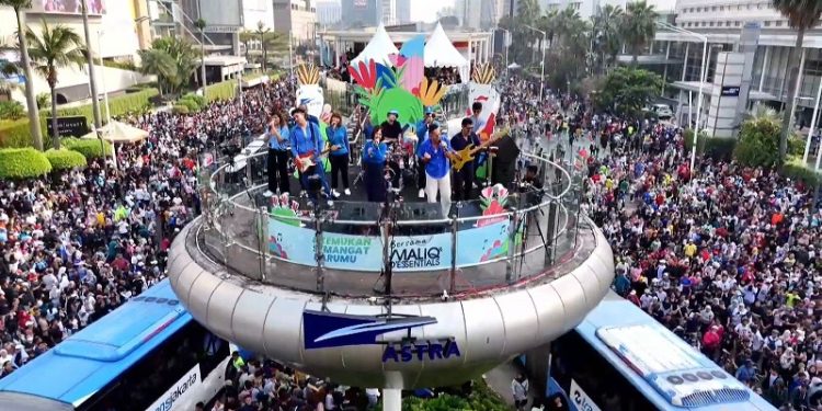 Kolaborasi Astra bersama grup musik Maliq & D’Essentials di Halte Transjakarta Bundaran HI Astra, Jakarta, menghibur masyarakat pada kegiatan Car Free Day pada Minggu pagi (12/5/2024). Foto/dok Astra