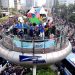 Kolaborasi Astra bersama grup musik Maliq & D’Essentials di Halte Transjakarta Bundaran HI Astra, Jakarta, menghibur masyarakat pada kegiatan Car Free Day pada Minggu pagi (12/5/2024). Foto/dok Astra