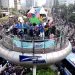 Kolaborasi Astra bersama grup musik Maliq & D’Essentials di Halte Transjakarta Bundaran HI Astra, Jakarta, menghibur masyarakat pada kegiatan Car Free Day pada Minggu pagi (12/5/2024). Foto/dok Astra