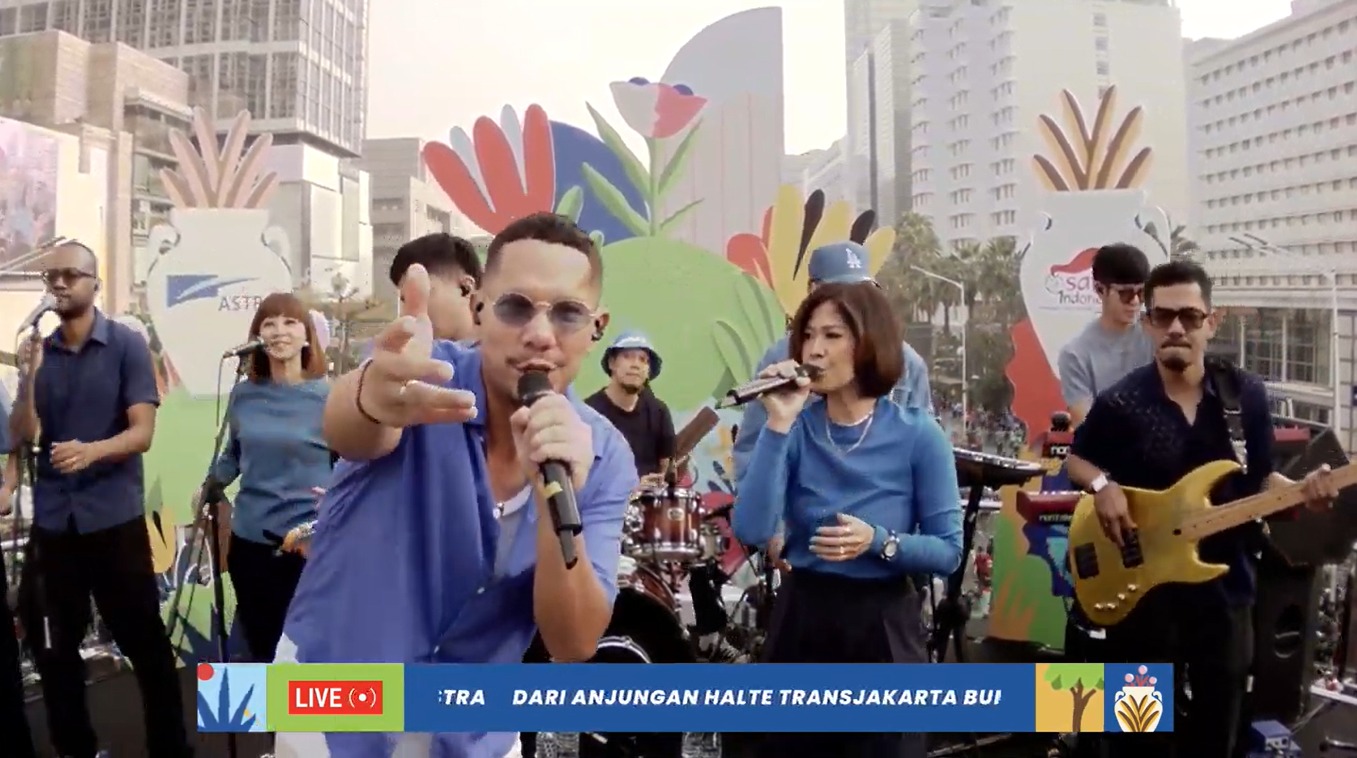 Kolaborasi Astra bersama grup musik Maliq & D’Essentials di Halte Transjakarta Bundaran HI Astra, Jakarta, menghibur masyarakat pada kegiatan Car Free Day pada Minggu pagi (12/5/2024). Foto/dok Astra