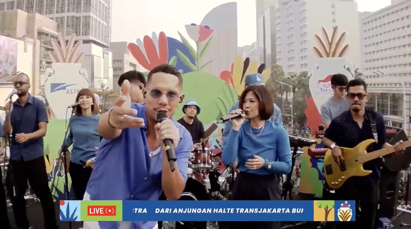 Kolaborasi Astra bersama grup musik Maliq & D’Essentials di Halte Transjakarta Bundaran HI Astra, Jakarta, menghibur masyarakat pada kegiatan Car Free Day pada Minggu pagi (12/5/2024). Foto/dok Astra