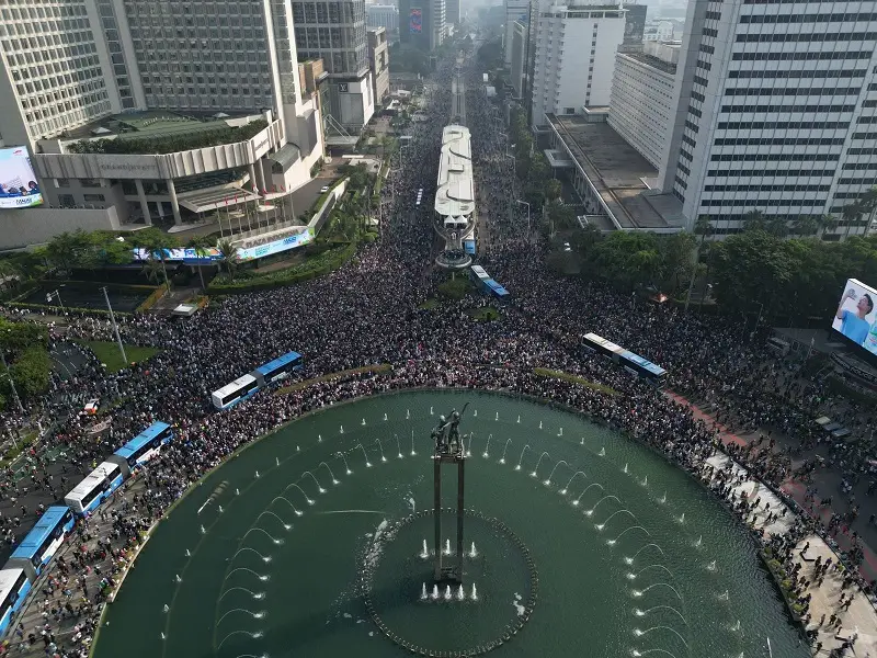 Kemeriahan kolaborasi Astra dan Maliq & D'Essentials di Halte Transjakarta Bundaran HI Astra pada Minggu pagi (12/5/2024). Foto/dok Astra