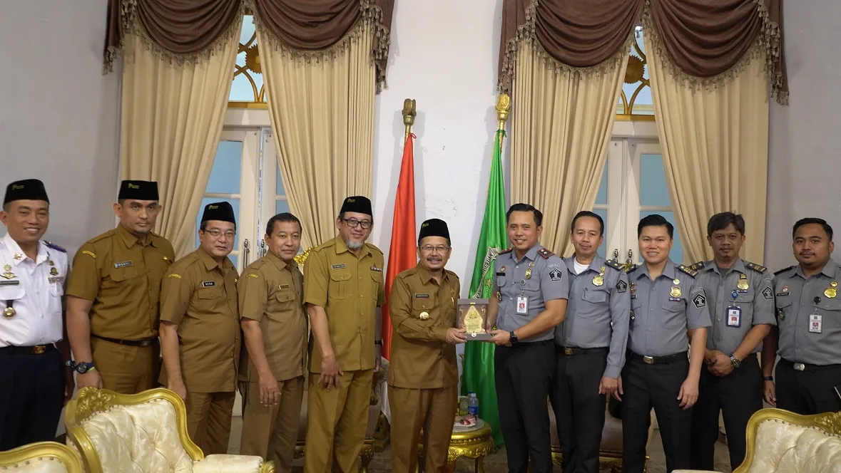 Foto bersama di akhir acara kunjungan Kepala Kantor Imigrasi Malang, Anggoro Widjanarko, ke Pj Bupati Pasuruan. Foto/dok Imigrasi