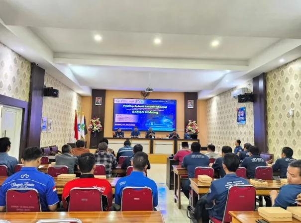 Pengabdian masyarakat dosen Program Studi Pendidikan Teknik Otomotif Universitas Negeri Malang (UM) di SMKN 12. Foto/dok