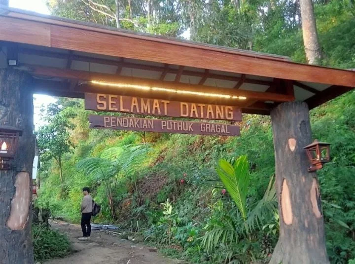 Gerbang masuk 