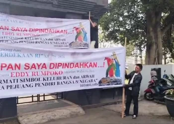 Demo pemindahan makam eddy rumpoko