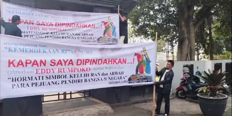 Demo pemindahan makam eddy rumpoko