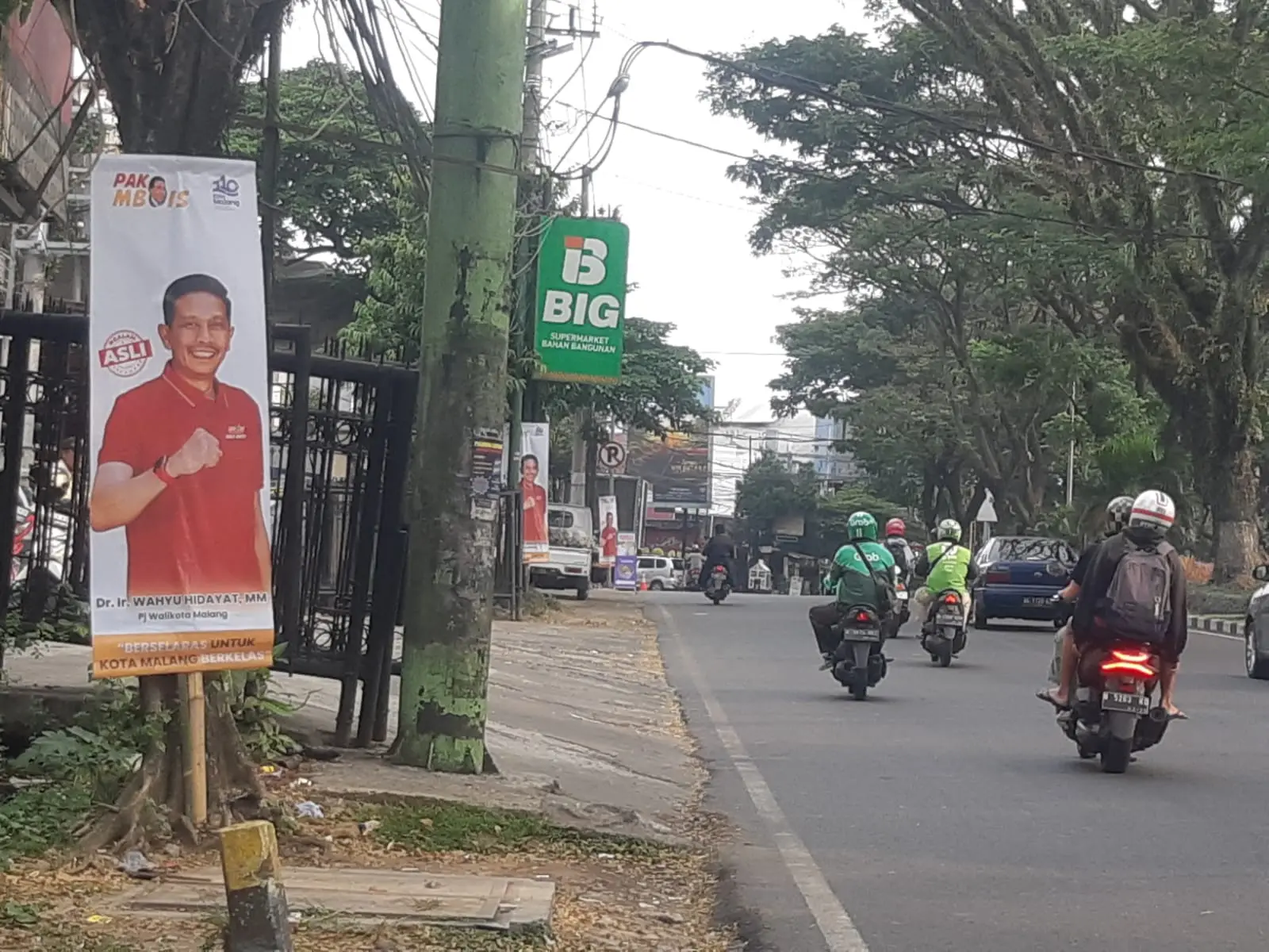Banner 'Pak Mbois' bergambar Wahyu Hidayat