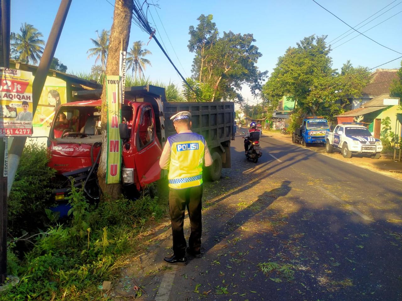 Kecelakaan Truk tabrak pohon di Malang