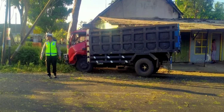 Truk tabrak pohon di Malang