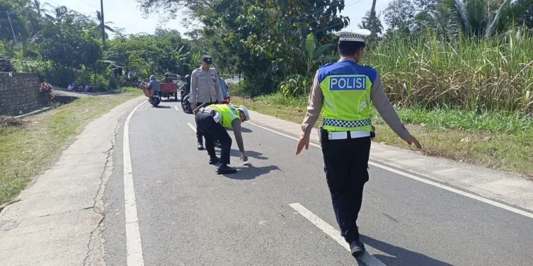 Tabrakan Motor dan Mobil Kijang