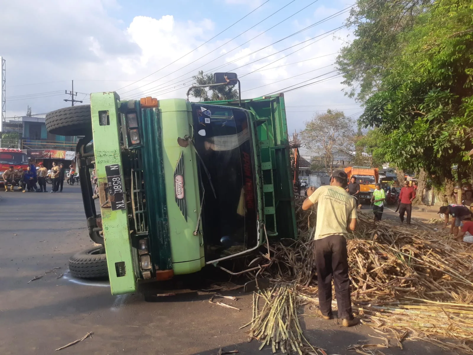 Truk terguling