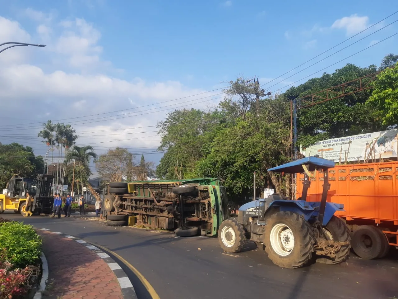truk terguling di bundaran