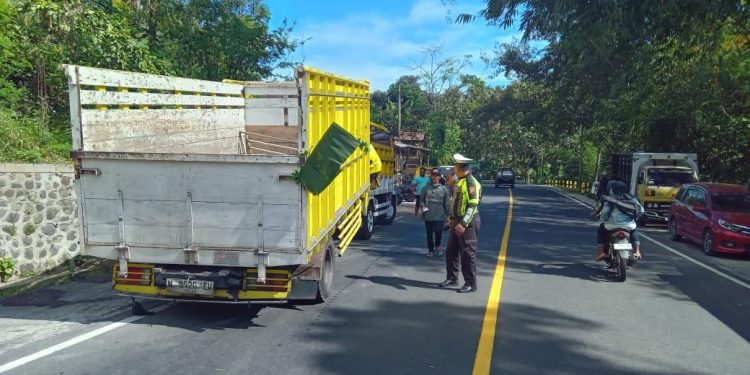 Adu Banteng Truk vs Truk