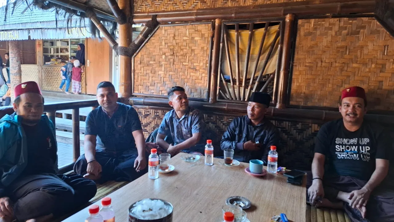 Para pengurus Ponpes Uniq Nusantara