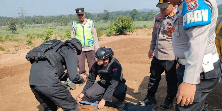 Sat Brimob Polda Jatim ledakkan bom aircraft di Malang