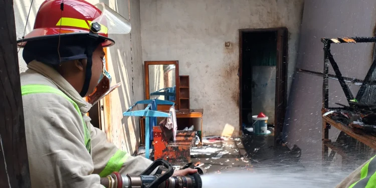 Petugas memadamkan kebakaran rumah di Singosari. Foto: Damkar Kabupaten Malang